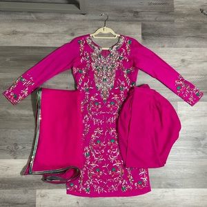 3-piece set! Includes a magenta tunic, trousers, and shawl!